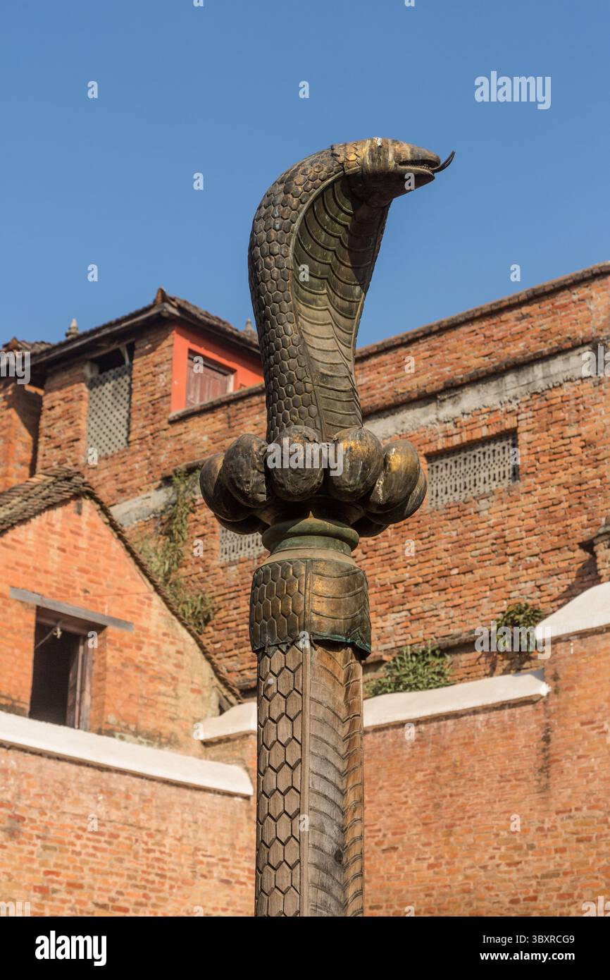 9 febbraio 2015, Bhaktapur, provincia di Bagmati, Nepal: Una Naga di bronzo nel bagno reale di Naga Pokhari in piazza Durbar nella città medievale Newar di Bhaktapur, Nepal. Il Naga è una creatura semi-divina nella mitologia indù. (Immagine di credito: © Jon G. Fuller/VW Pics via ZUMA Press Wire) Foto Stock
