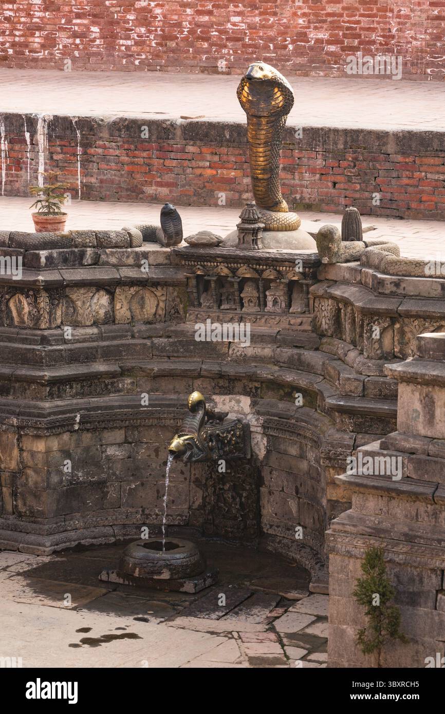 9 febbraio 2015, Bhaktapur, provincia di Bagmati, Nepal: Una Naga di bronzo nel bagno reale di Naga Pokhari in piazza Durbar nella città medievale Newar di Bhaktapur, Nepal. Il Naga è una creatura semi-divina nella mitologia indù. (Immagine di credito: © Jon G. Fuller/VW Pics via ZUMA Press Wire) Foto Stock