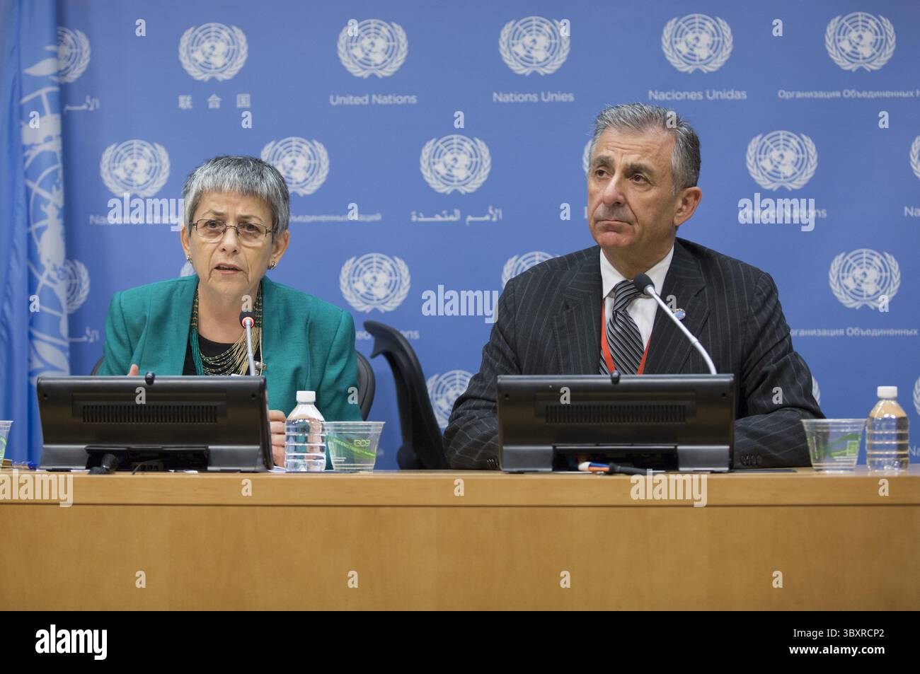 9 settembre 2015 - New York City, Stati Uniti - Jean-Paul Laborde, Segretario generale aggiunto e Direttore esecutivo della direzione esecutiva del Comitato antiterrorismo del Consiglio di sicurezza (CUT) insieme a Hanaa Edwar, avvocato¢dei diritti di womenÃ¢â?¬â e Segretario generale dell'Associazione irachena al-Amal (IAA) durante una conferenza stampa sul ruolo delle donne nella lotta contro il terrorismo e l'estremismo violento presso la sede delle Nazioni Unite a New York City Credit (immagine: © Luiz Upelotto) Foto Stock