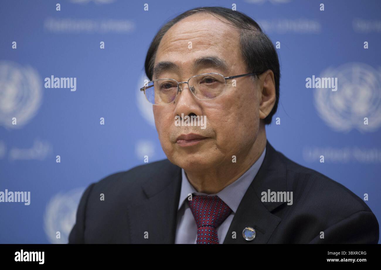 18 settembre 2015 - New York City, NY, Stati Uniti - Sottosegretario generale per gli affari economici e sociali, Wu Hongbo partecipa a un comunicato stampa sul lancio del Millennium Development Goal (MDG) Gap Task Force Report 2015 oggi presso la sede delle Nazioni Unite a New York City (immagine di credito: © Luiz Rampelotto/ZUMA Press Wire) Foto Stock