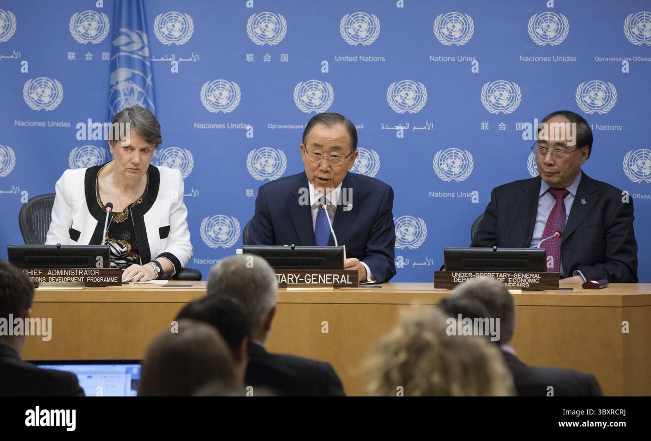 18 settembre 2015 - New York City, NY, Stati Uniti - il Segretario generale Ban Ki-Moon (centro), Helen Clark, Amministratore del programma delle Nazioni Unite per lo sviluppo (UNDP) (L) e Sottosegretario generale per gli affari economici e sociali, Wu Hongbo (R) partecipa a una conferenza stampa sul lancio del Millennium Development Goal (MDG) Gap Task Force Report 2015 oggi presso la sede delle Nazioni Unite a New York City (Credit Image: © Luiz Rampelotto/ZUMA Press) Foto Stock