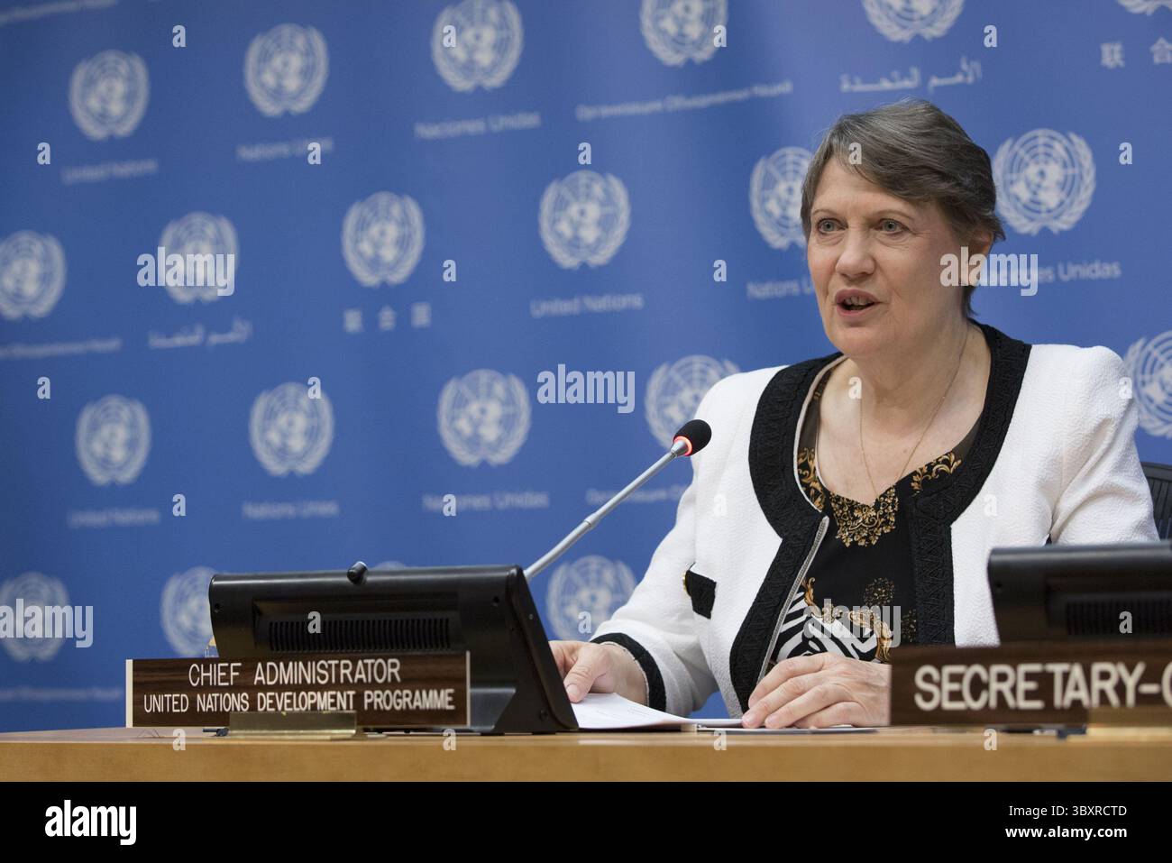 18 settembre 2015 - New York City, NY, Stati Uniti - Helen Clark, Amministratore del programma delle Nazioni Unite per lo sviluppo (UNDP) e candidata al ruolo di Segretario generale delle Nazioni Unite 2016 durante un briefing stampa sul lancio del Millennium Development Goal (MDG) Gap Task Force Report 2015 oggi presso la sede delle Nazioni Unite a New York City (immagine di credito: © Luiz Rampelotto/ZUMA Press Wire) Foto Stock