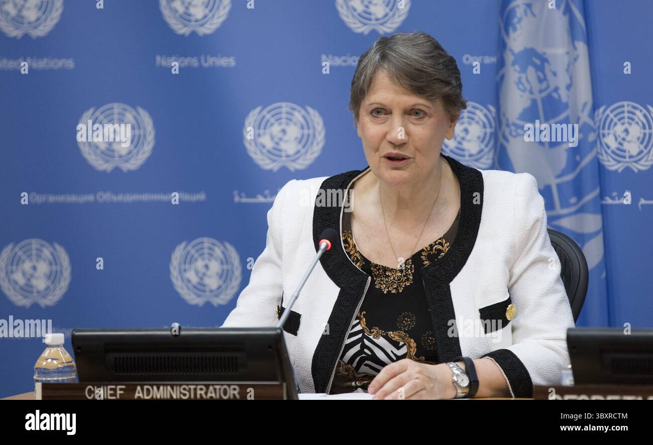 18 settembre 2015 - New York City, NY, Stati Uniti - Helen Clark, Amministratore del programma delle Nazioni Unite per lo sviluppo (UNDP) e candidata al ruolo di Segretario generale delle Nazioni Unite 2016 durante un briefing stampa sul lancio del Millennium Development Goal (MDG) Gap Task Force Report 2015 oggi presso la sede delle Nazioni Unite a New York City (immagine di credito: © Luiz Rampelotto/ZUMA Press Wire) Foto Stock