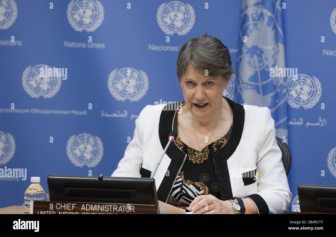 18 settembre 2015 - New York City, NY, Stati Uniti - Helen Clark, Amministratore del programma delle Nazioni Unite per lo sviluppo (UNDP) e candidata al ruolo di Segretario generale delle Nazioni Unite 2016 durante un briefing stampa sul lancio del Millennium Development Goal (MDG) Gap Task Force Report 2015 oggi presso la sede delle Nazioni Unite a New York City (immagine di credito: © Luiz Rampelotto/ZUMA Press Wire) Foto Stock