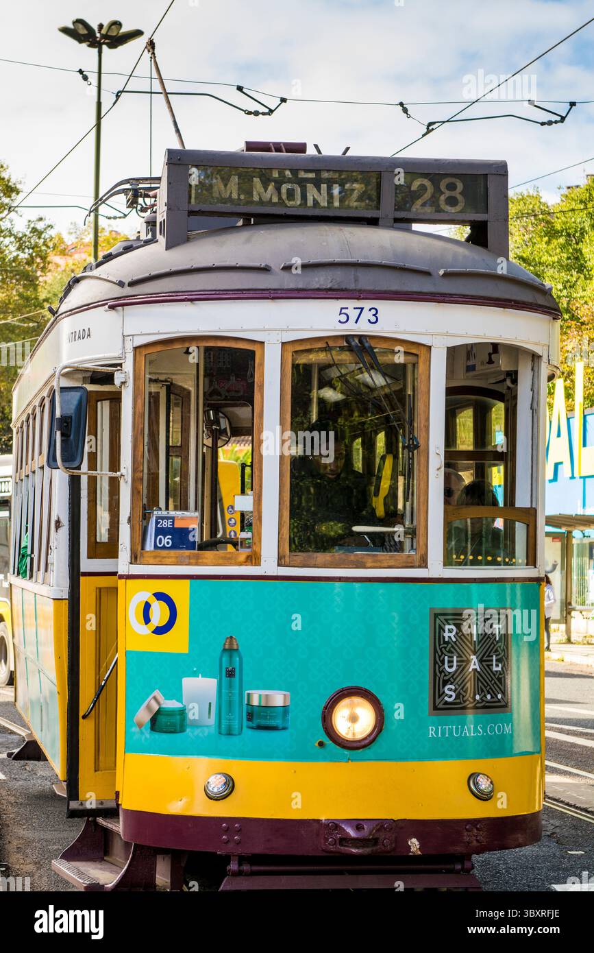 Tram iconici tram tram, trasporto pubblico, Lisbona, Portogallo. Foto Stock