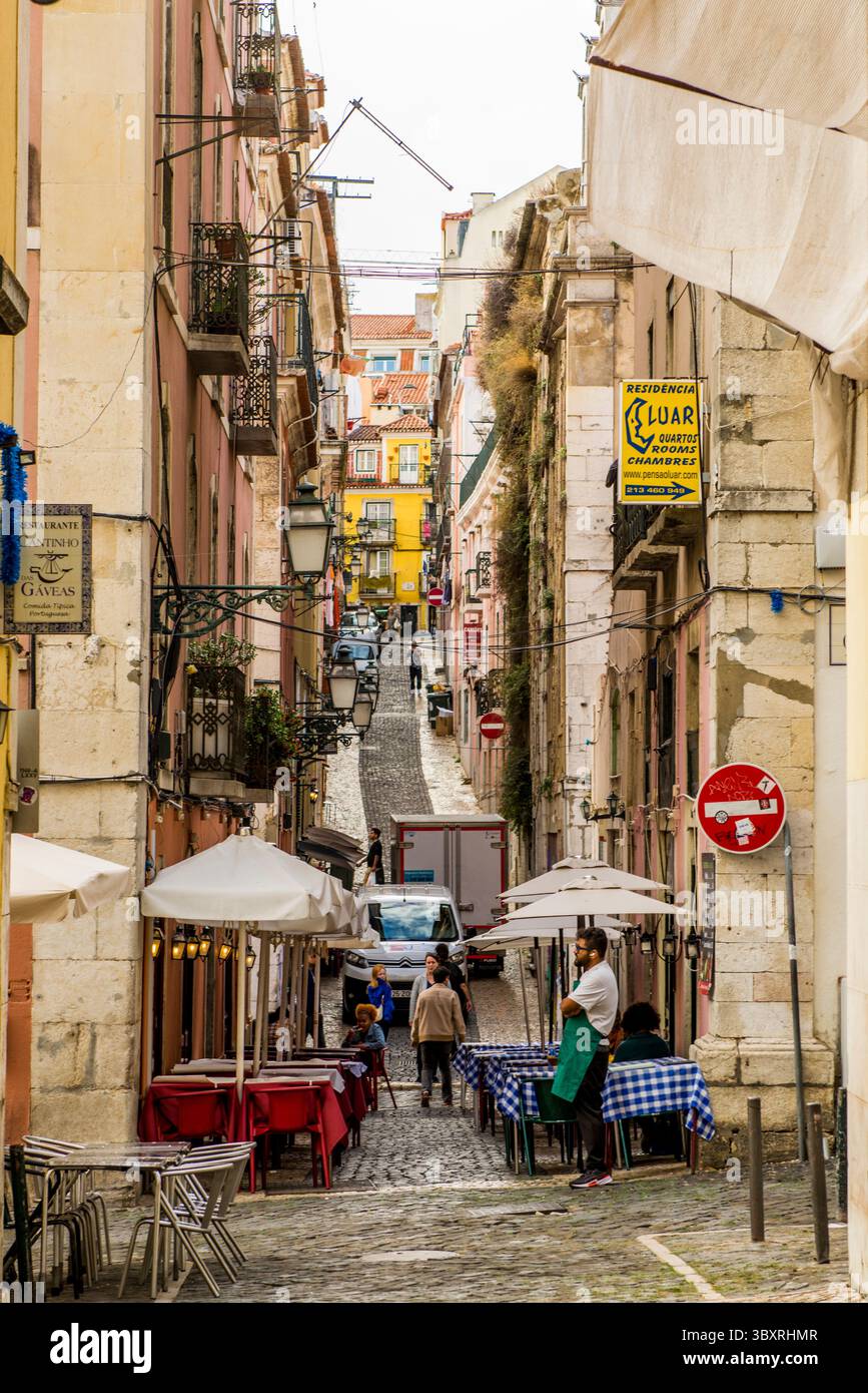 Caffetterie lungo la stretta strada nel quartiere Bairro alto, Lisbona, Portogallo. Foto Stock