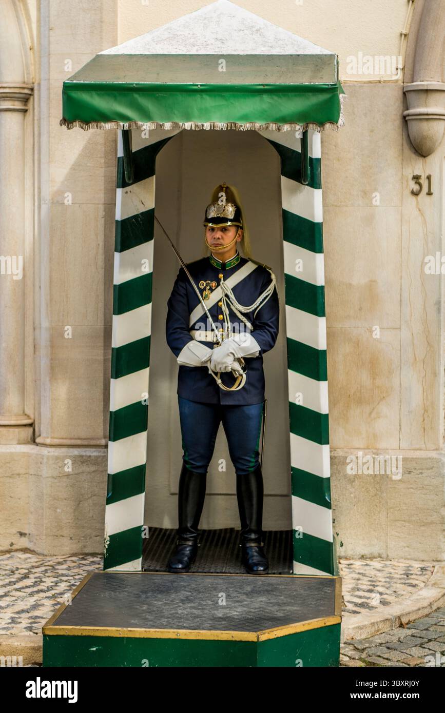 La guardia si trova fuori dal Museo della Guardia Nazionale Repubblicana, Bairro alto, Lisbona, Portogallo. Foto Stock