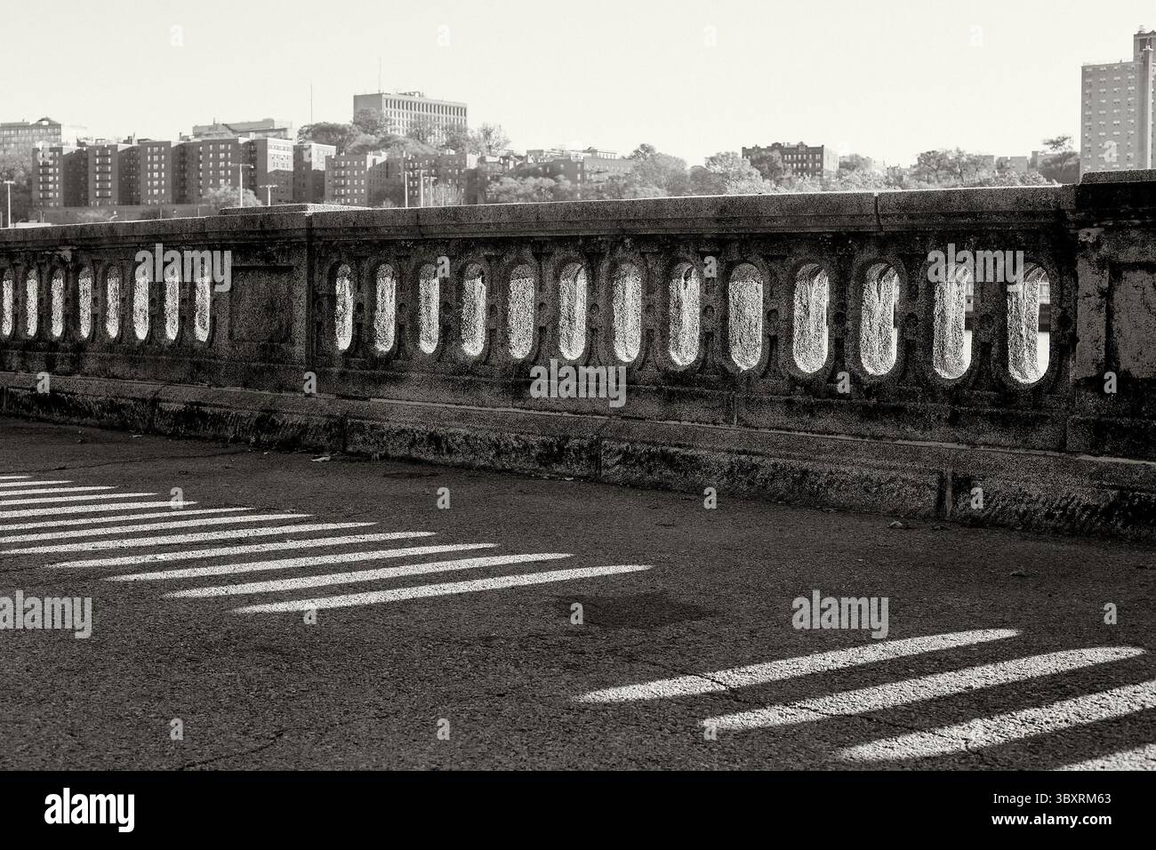 La luce del mattino splende attraverso una ferrovia di pietra a Highbridge Park Foto Stock