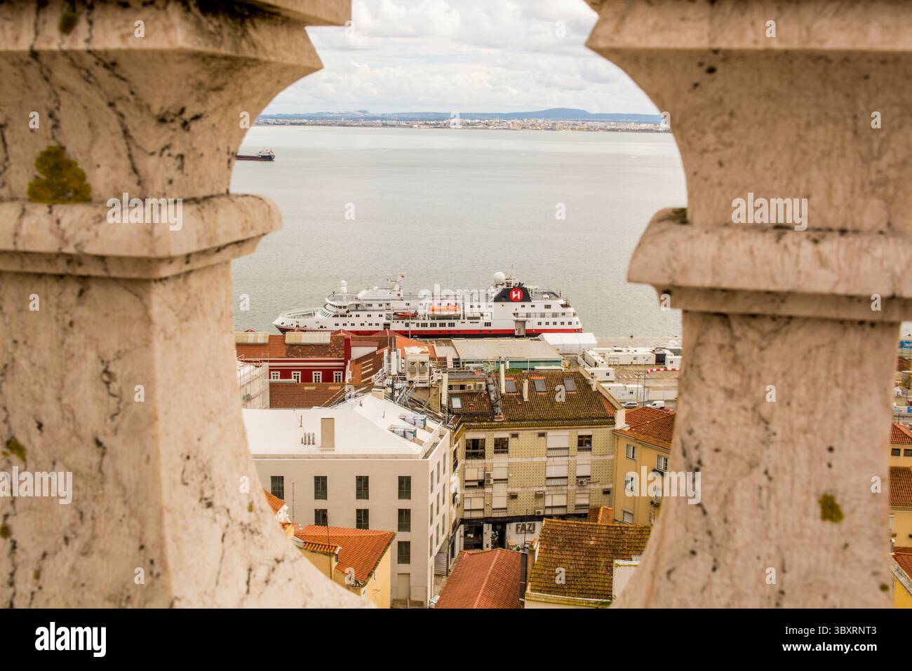 Terminal delle navi da crociera e attracchi principali, dal tetto del Pantheon Nazionale, dal quartiere di Alfama, Lisbona, Portogallo. Foto Stock
