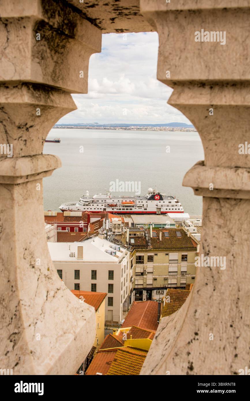 Terminal delle navi da crociera e attracchi principali, dal tetto del Pantheon Nazionale, dal quartiere di Alfama, Lisbona, Portogallo. Foto Stock
