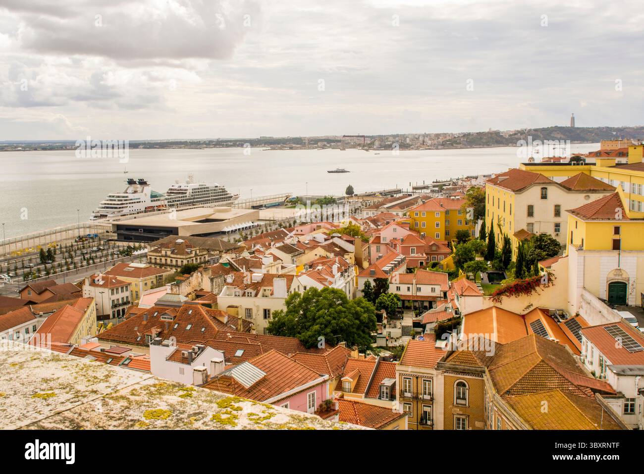 Seabourn soggiorna presso il terminal delle navi da crociera principale e i moli, il quartiere di Alfama, Lisbona, Portogallo. Foto Stock