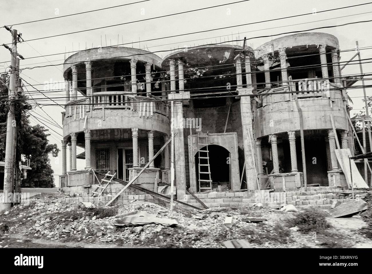 Edificio abbandonato e fatiscente con scalette improvvisate Foto Stock