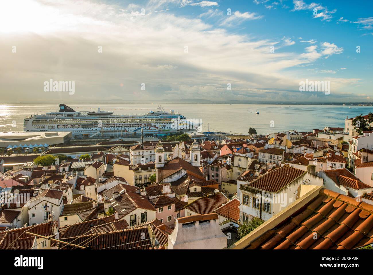 Terminal delle navi da crociera e moli principali, quartiere di Alfama, Lisbona, Portogallo. Foto Stock