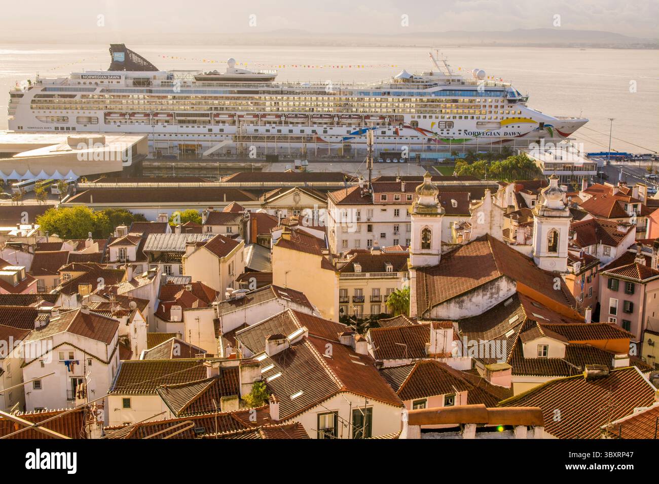 Norwegian Dawn presso il terminal delle navi da crociera principale e i moli, il quartiere di Alfama, Lisbona, Portogallo. Foto Stock