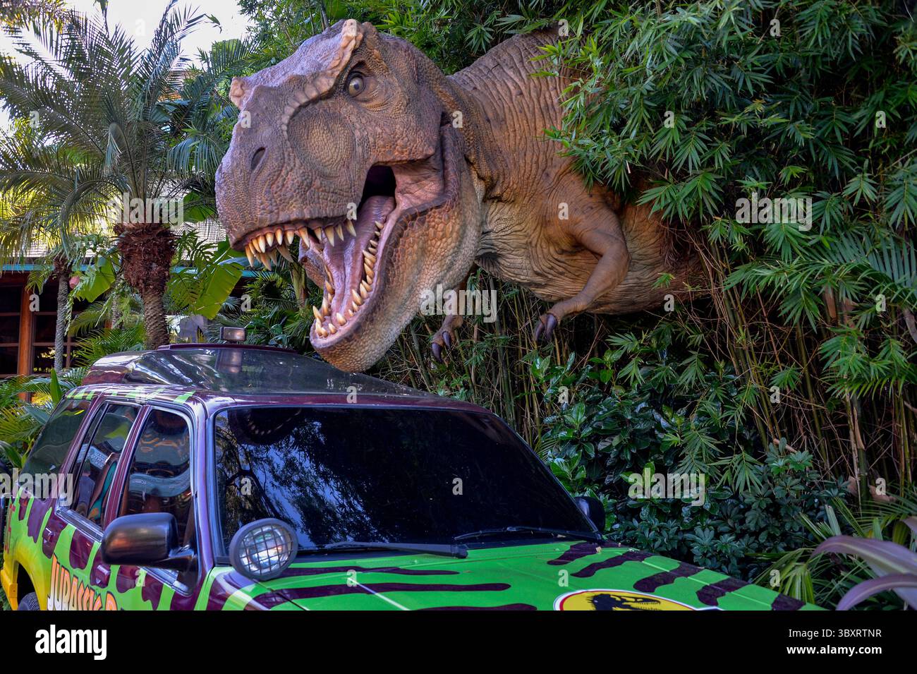 1° dicembre 2021, Orlando, Florida, Stati Uniti: Le repliche di prop da Jurassic Park offrono opportunità fotografiche all'Universal StudioÃs Islands of Adventure di Orlando, Florida, il 2 dicembre 2021. (Immagine di credito: © Joseph prezioso/ZUMA Press Wire) Foto Stock