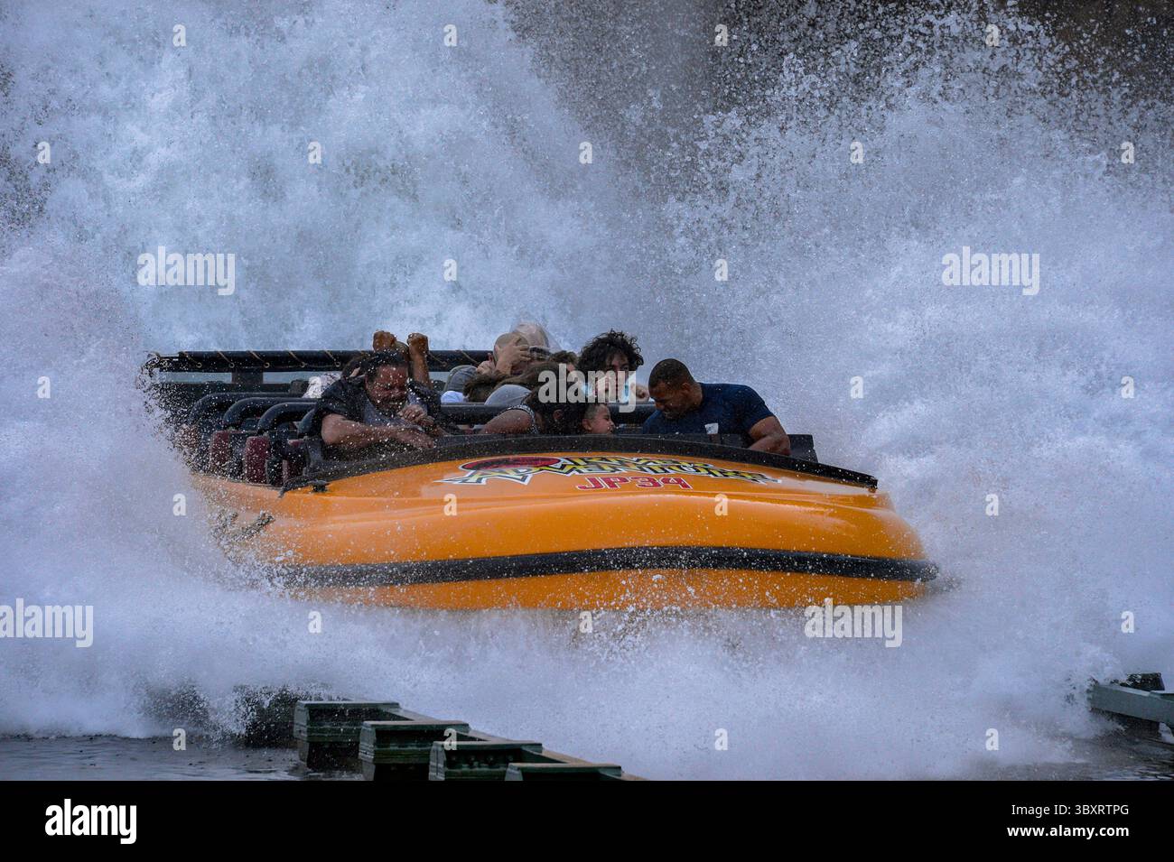 1° dicembre 2021, Orlando, Florida, Stati Uniti: Gli ospiti sono bagnati dall'acqua durante il giro sul fiume Jurassic Park presso l'Universal StudioÃs Islands of Adventure a Orlando, Florida, il 2 dicembre 2021. (Immagine di credito: © Joseph prezioso/ZUMA Press Wire) Foto Stock