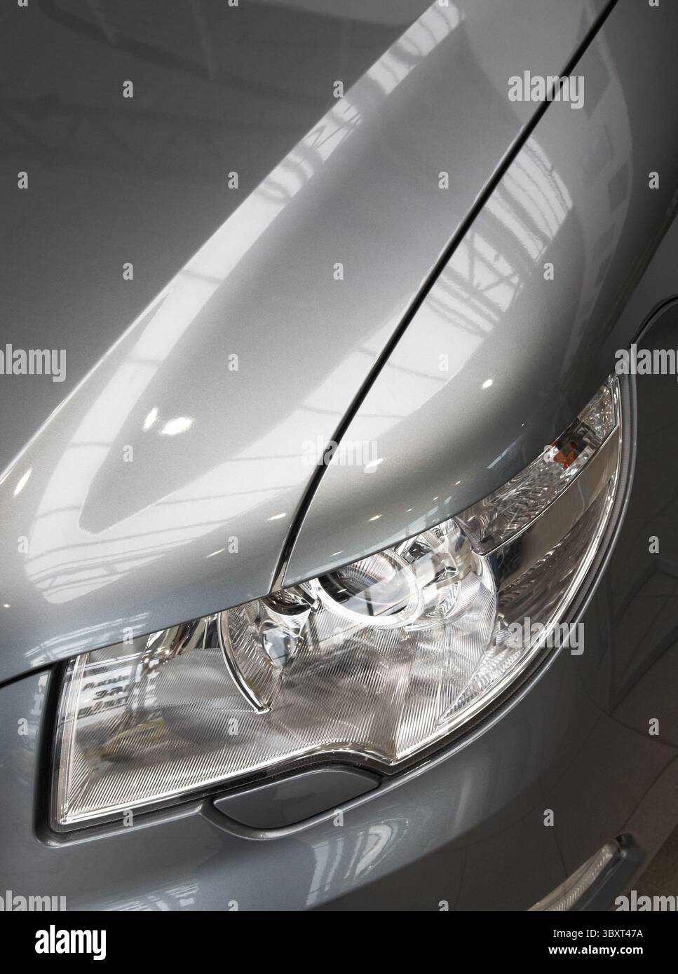 faro per auto e griglia del radiatore su un'auto grigia Foto Stock