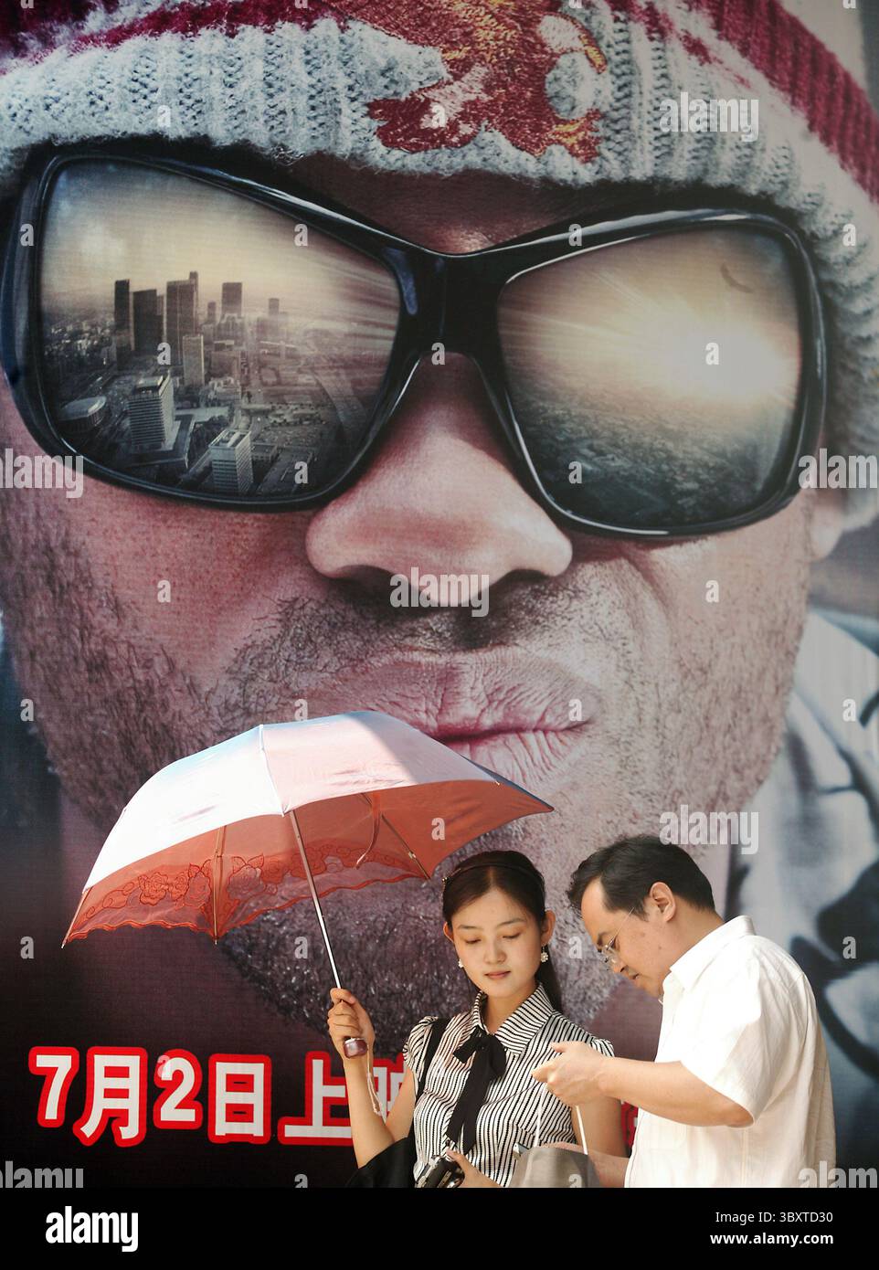 23 luglio 2008, PECHINO, CINA: I frequentatori cinesi lasciano un cinema, con uno dei successi al botteghino americano Hancock (Will Smith), poche settimane prima dell'inizio dei Giochi Olimpici di Pechino 2008, a Pechino il 23 luglio 2008. (Immagine di credito: © Stephen Shaver/ZUMA Press Wire) Foto Stock