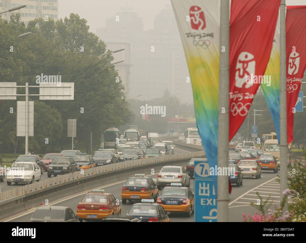 7 agosto 2008, PECHINO, CINA: Il traffico pesante scorre lentamente lungo una strada principale, mentre il denso smog pende su Pechino il 7 luglio 2008, appena un giorno prima dell'inizio delle Olimpiadi. L'inquinamento rimane una delle principali preoccupazioni per gli atleti in visita nel periodo precedente ai giochi. (Immagine di credito: © Stephen Shaver/ZUMA Press Wire) Foto Stock