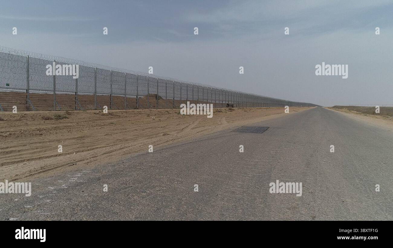 14 novembre 2021, Israele: Il Ministero della difesa israeliano annuncia il completamento della barriera di frontiera di Gaza. Dopo tre anni e mezzo di costruzione, la barriera lunga 65 km include un componente sotterraneo con sensori, una recinzione fuori terra, una barriera navale, sistemi radar e sale di comando e controllo per prevenire infiltrazioni dalla Striscia di Gaza nel territorio israeliano. (Immagine di credito: © portavoce del Ministero della difesa tramite ZUMA Press Wire) Foto Stock