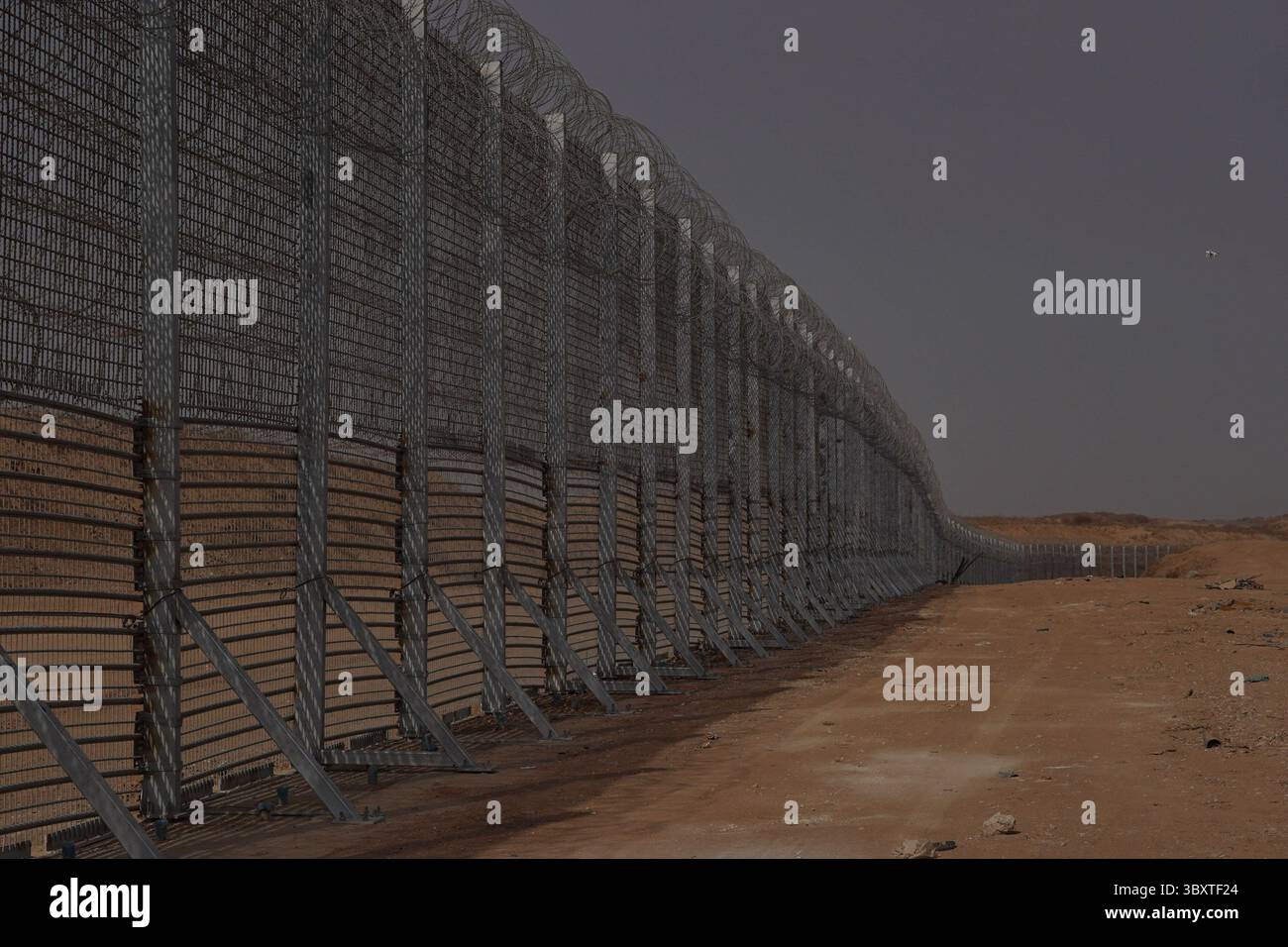 14 novembre 2021, Israele: Il Ministero della difesa israeliano annuncia il completamento della barriera di frontiera di Gaza. Dopo tre anni e mezzo di costruzione, la barriera lunga 65 km include un componente sotterraneo con sensori, una recinzione fuori terra, una barriera navale, sistemi radar e sale di comando e controllo per prevenire infiltrazioni dalla Striscia di Gaza nel territorio israeliano. (Immagine di credito: © portavoce del Ministero della difesa tramite ZUMA Press Wire) Foto Stock
