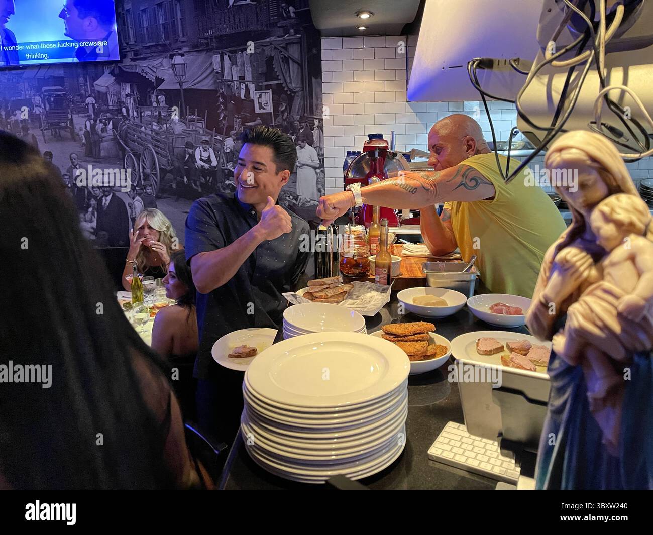 FORT LAUDERDALE; FL - 10 DICEMBRE: Salvato dalla campana attore, host di Access Hollywood e il concorso Miss Universo 2020 Mario Lopez insieme al campione del mondo Boxer Paulie Malignaggi, Gravesend regista e attore William DeMeo Universo Universo, insieme a cuoco, attore e proprietario Steve Martorano il padrino Ã italo-americano cookingÃ“ 10 dicembre 2021 al Cafe Martorano di Fort Lauderdale, Florida...persone: Mario Lopez, Steve Martorano © Credit Image: SMG Foto Stock