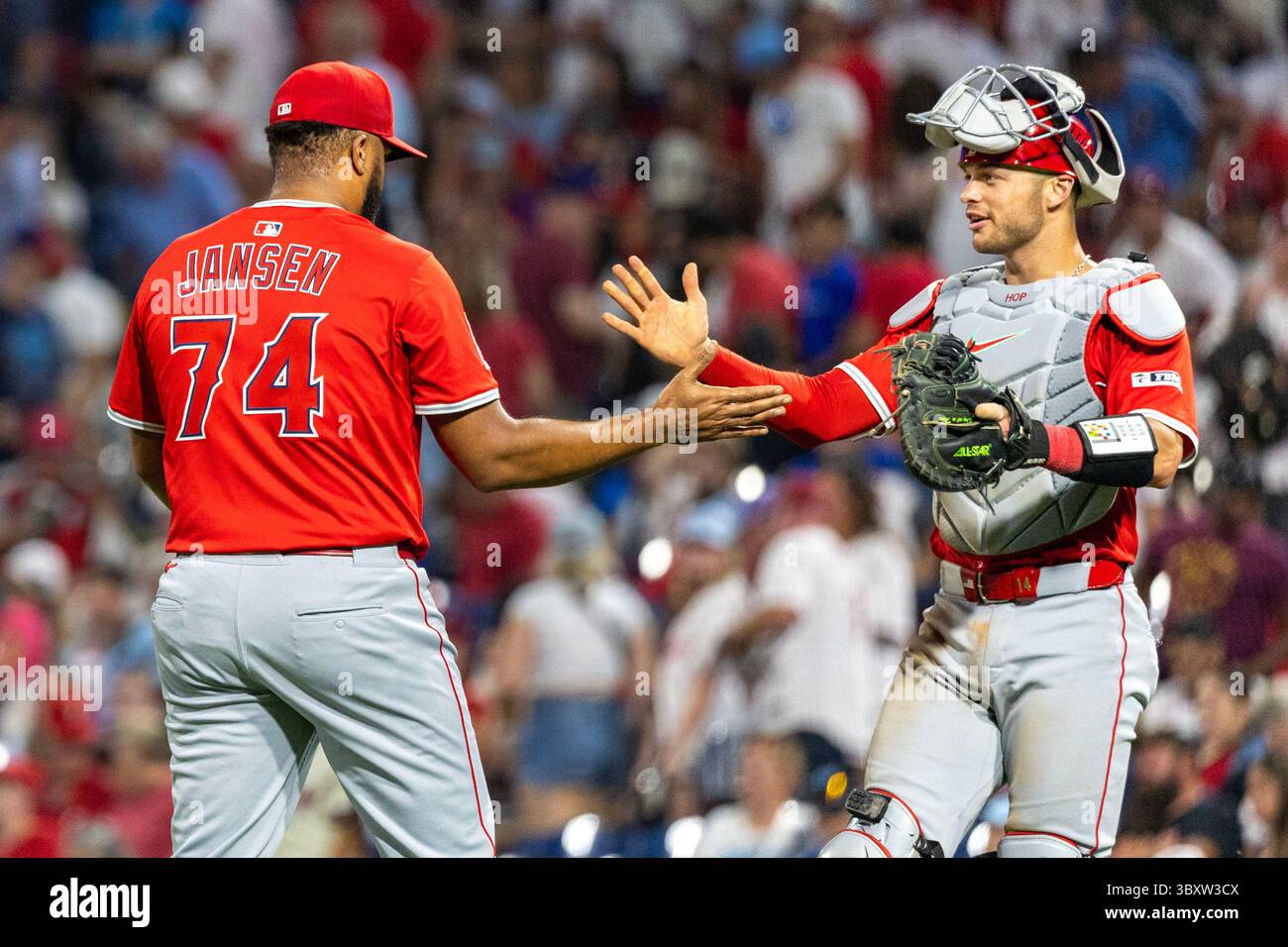 Philadelphia, Stati Uniti. 18 luglio 2025. Il lanciatore di chiusura dei Los Angeles Angels Kenley Jansen (74) e il ricevitore Logan o'Hoppe celebrano dopo che la loro squadra ha sconfitto i Philadelphia Phillies 6-5, venerdì 18 luglio 2025, a Philadelphia. Foto di Laurence Kesterson/UPI credito: UPI/Alamy Live News Foto Stock