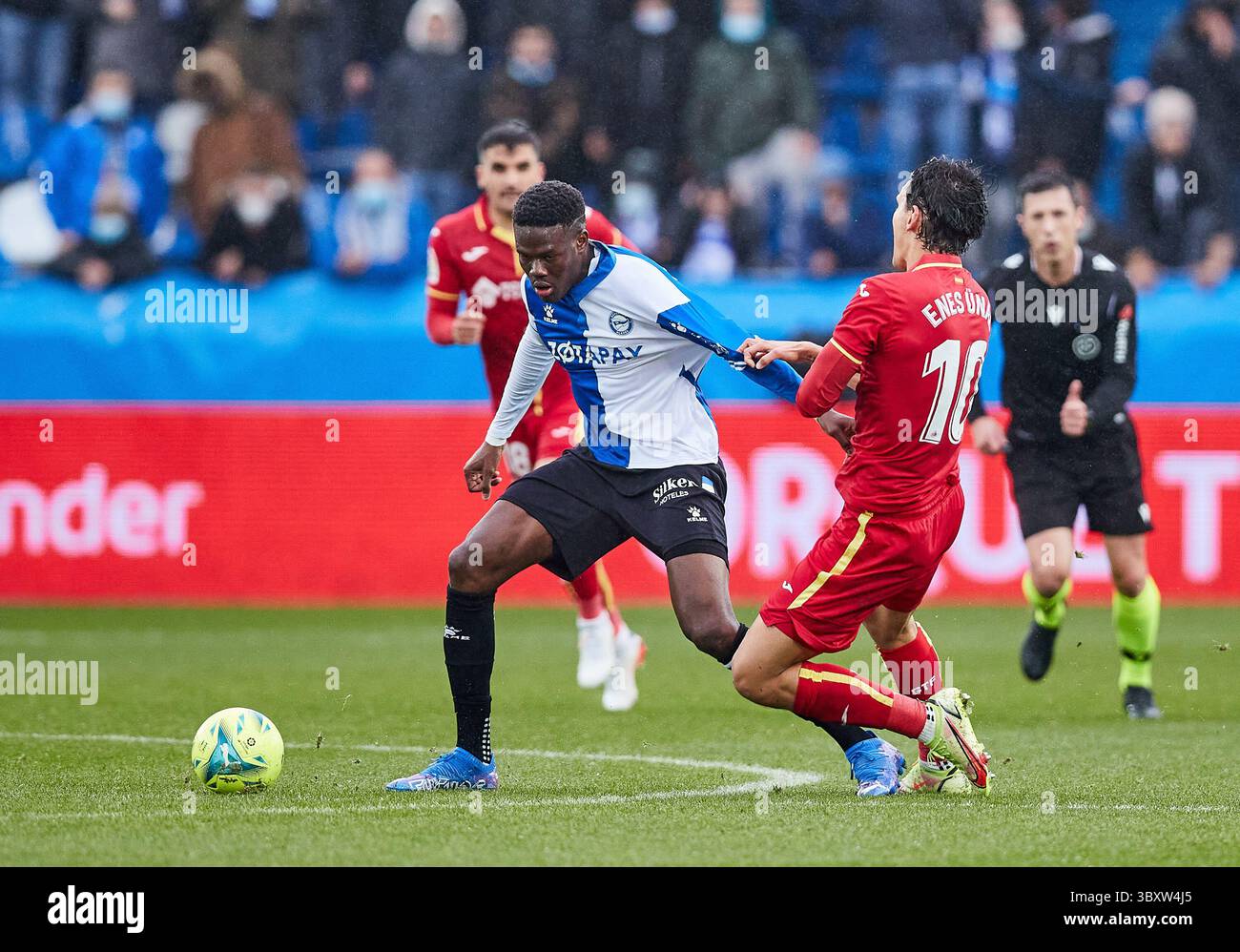 11 dicembre 2021, VITORIA, VIZCAYA, SPAGNA: Mamadou Loum del Deportivo Alaves durante il campionato spagnolo, la Liga Santander, partita di calcio giocata tra il Deportivo Alaves e il Getafe CF allo stadio Mendizorroza l'11 dicembre 2021 a Vitoria, Spagna. (Immagine di credito: © Inigo Larreina/AFP7 tramite ZUMA Press Wire) Foto Stock