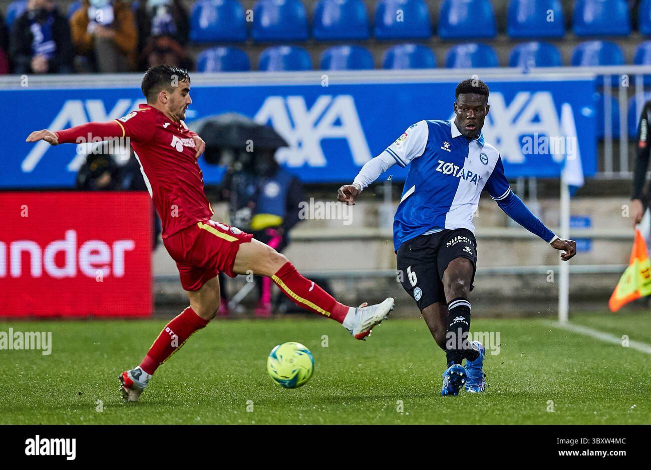 11 dicembre 2021, VITORIA, VIZCAYA, SPAGNA: Mamadou Loum del Deportivo Alaves durante il campionato spagnolo, la Liga Santander, partita di calcio giocata tra il Deportivo Alaves e il Getafe CF allo stadio Mendizorroza l'11 dicembre 2021 a Vitoria, Spagna. (Immagine di credito: © Inigo Larreina/AFP7 tramite ZUMA Press Wire) Foto Stock