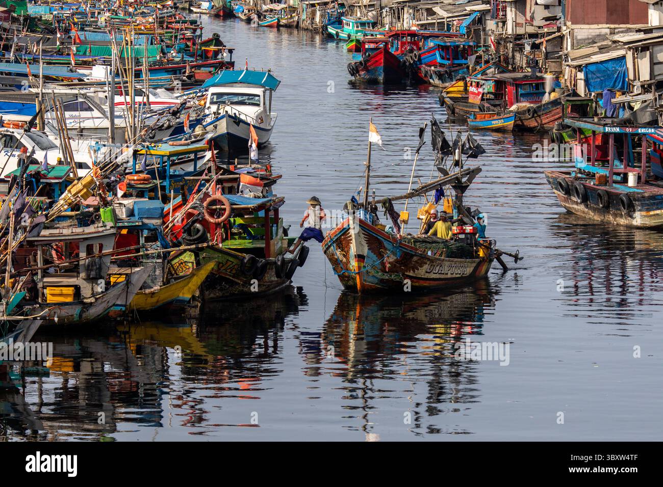 11 dicembre 2021, Giacarta Nord, Giacarta, Indonesia: Giacarta, Indonesia, 11 dicembre 2021: vita quotidiana al fiume Cilincing Landak, a nord di Giacarta, Indonesia. Le attività dei residenti di Giacarta, soprattutto sulla costa, con il declino della pandemia, stanno cominciando ad aumentare con le attività di pesca, il carico e lo scarico di merci e altri. (Immagine di credito: © Donal Husni/ZUMA Press Wire) Foto Stock