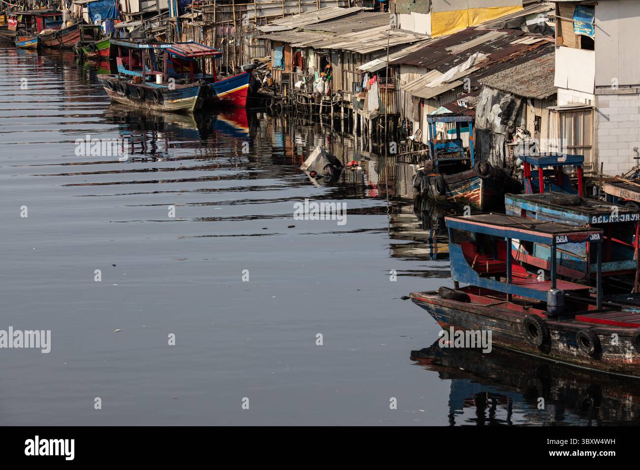 11 dicembre 2021, Giacarta Nord, Giacarta, Indonesia: Giacarta, Indonesia, 11 dicembre 2021: vita quotidiana al fiume Cilincing Landak, a nord di Giacarta, Indonesia. Le attività dei residenti di Giacarta, soprattutto sulla costa, con il declino della pandemia, stanno cominciando ad aumentare con le attività di pesca, il carico e lo scarico di merci e altri. (Immagine di credito: © Donal Husni/ZUMA Press Wire) Foto Stock