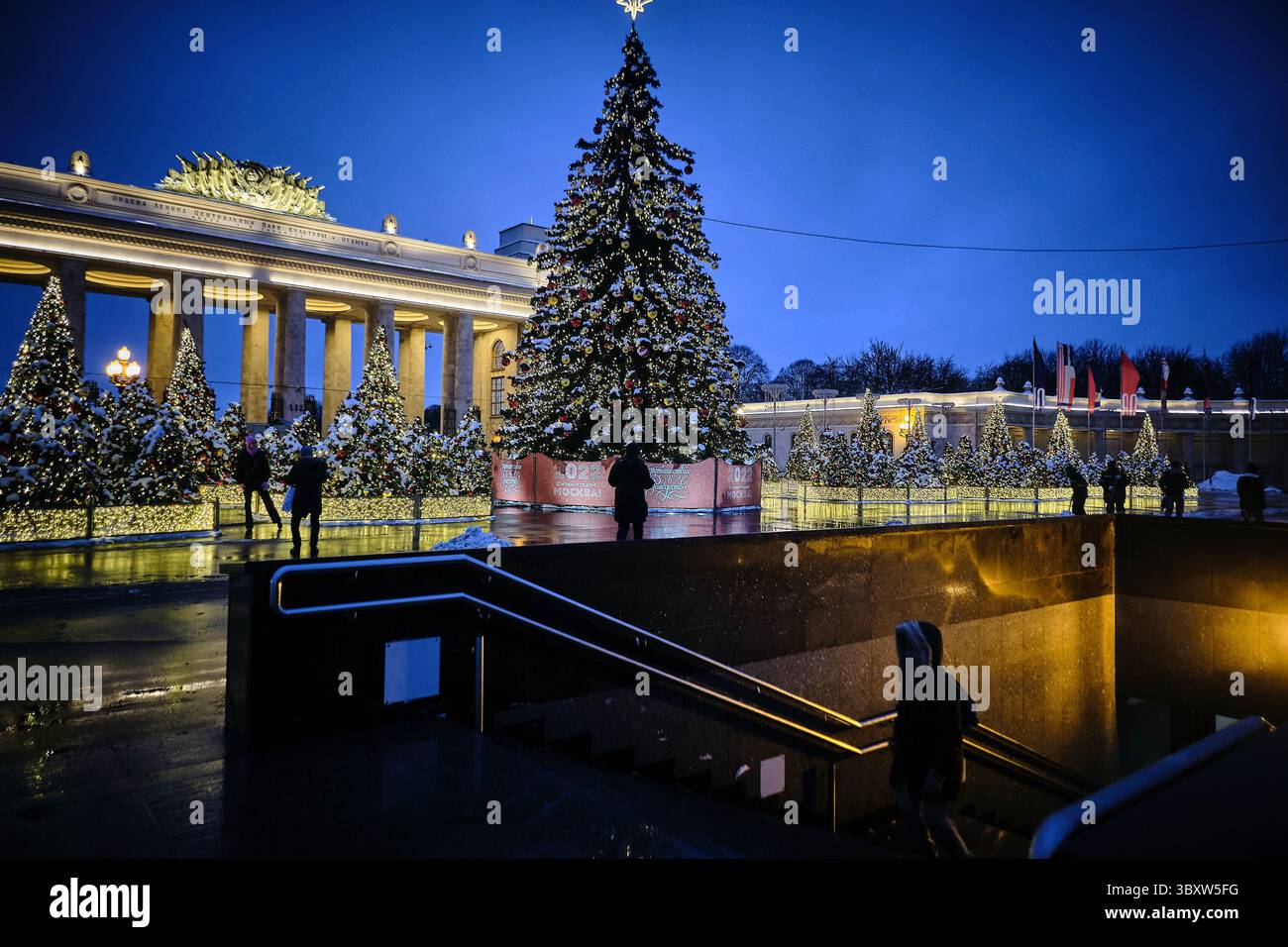 16 dicembre 2021, Mosca, Mosca, Russia: Luci di Natale nel Parco centrale della cultura e del tempo libero di Gorky (immagine di credito: © Carlos Escalona/ZUMA Press Wire) Foto Stock