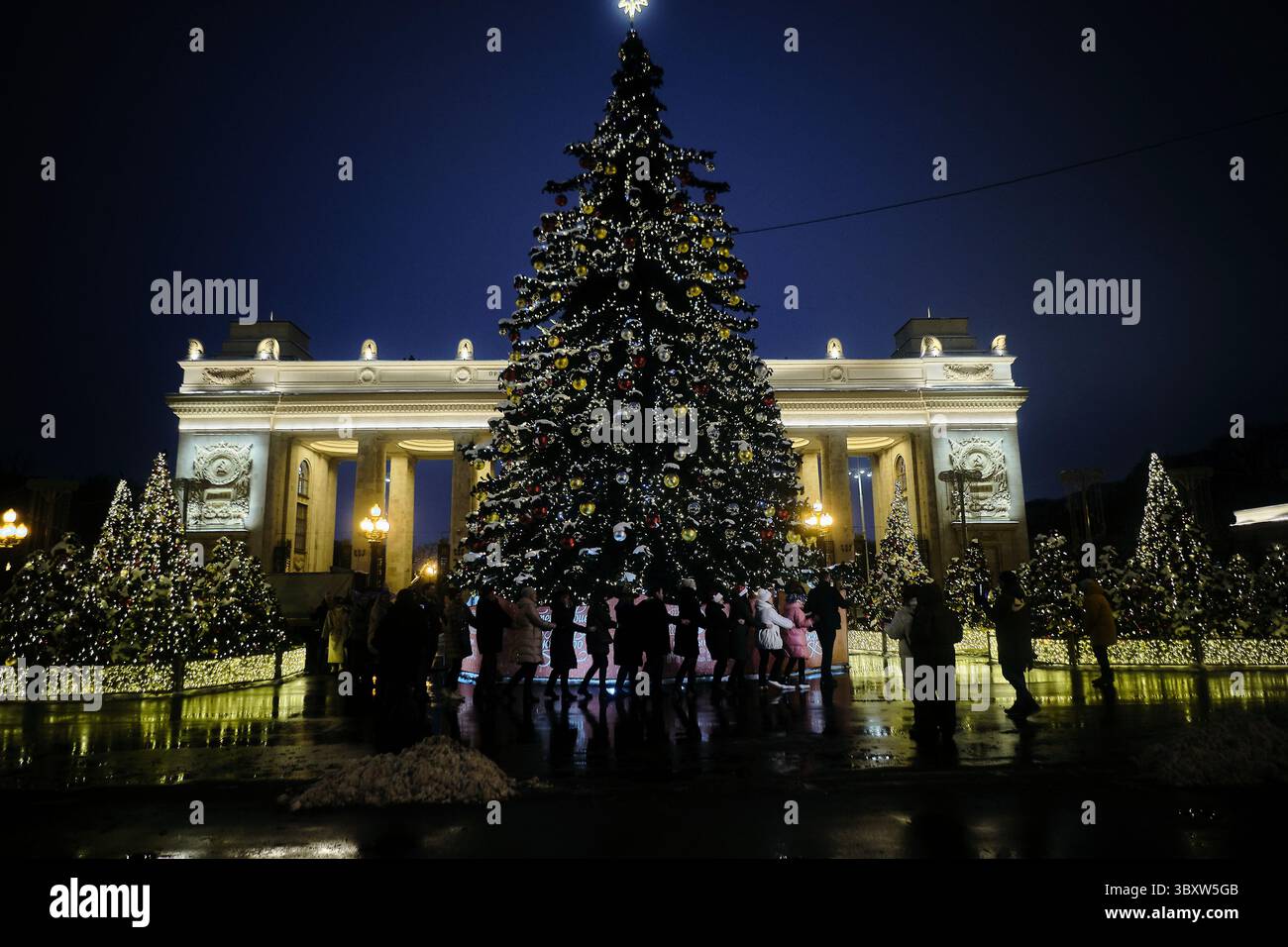 16 dicembre 2021, Mosca, Mosca, Russia: I moscoviti si radunano nel Parco centrale Gorky della Cultura e del tempo libero per guardare le luci di Natale (immagine di credito: © Carlos Escalona/ZUMA Press Wire) Foto Stock
