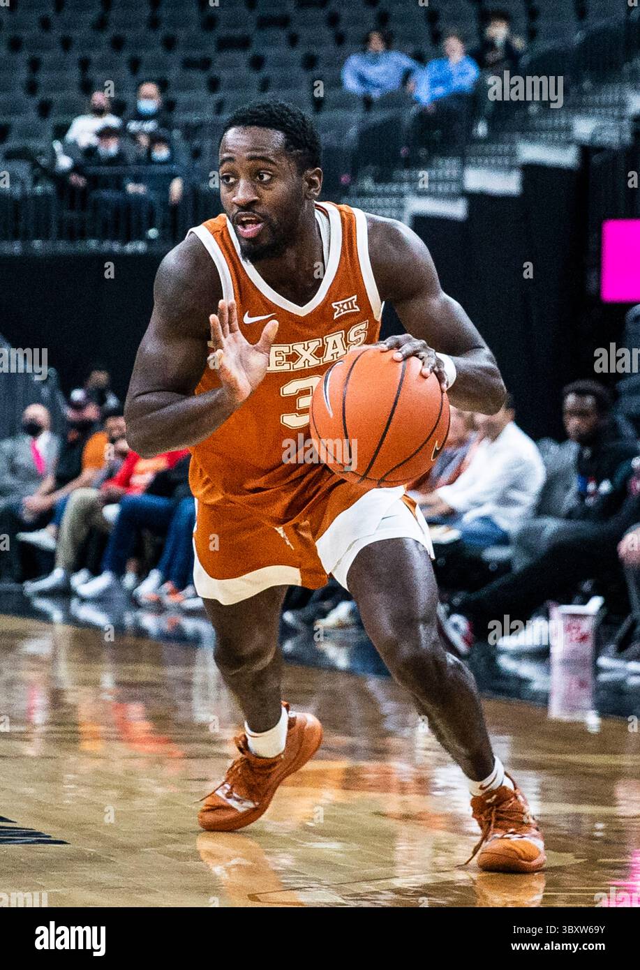 19 dicembre 2021 Las Vegas, NV U.S.A. la guardia del Texas Courtney Ramey (3) va al basket durante la partita Coast to Coast della NCAA MenÕs Basketball PAC 12 tra Stanford Cardinal e Texas Longhorn.Texas ha battuto Stanford 60-53 alla T-Mobile Arena di Las Vegas, NV. Thurman James / CSM(immagine di credito: &Copy; Thurman James/CSM tramite cavo ZUMA) Foto Stock