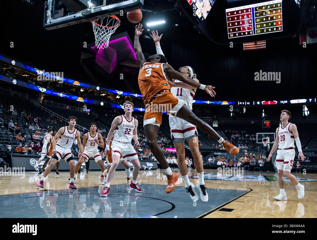 19 dicembre 2021 Las Vegas, NV U.S.A., la guardia del Texas Courtney Ramey (3) guida fino al basket durante la partita Coast to Coast della NCAA MenÕs Basketball PAC 12 tra Stanford Cardinal e Texas Longhorn.Texas ha battuto Stanford 60-53 alla T-Mobile Arena di Las Vegas, NV. Thurman James / CSM(immagine di credito: &Copy; Thurman James/CSM tramite cavo ZUMA) Foto Stock