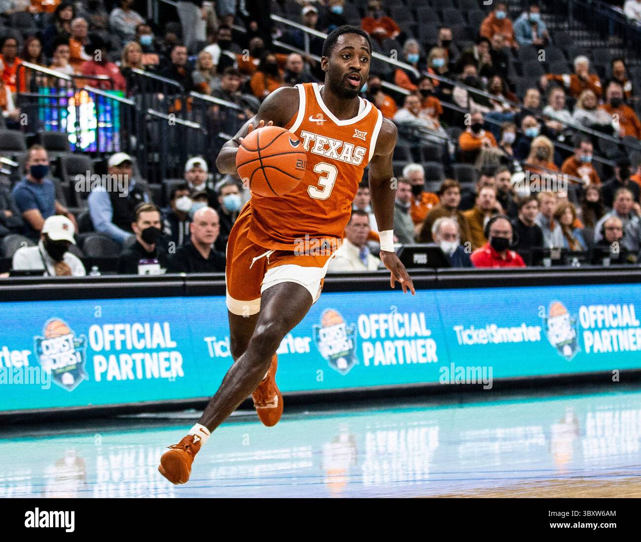 19 dicembre 2021 Las Vegas, NV U.S.A. la guardia del Texas Courtney Ramey (3) porta il pallone in campo durante la partita Coast to Coast della NCAA MenÕs Basketball PAC 12 tra Stanford Cardinal e Texas Longhorn. Texas ha battuto Stanford 60-53 alla T-Mobile Arena di Las Vegas, NV. Thurman James / CSM(immagine di credito: &Copy; Thurman James/CSM tramite cavo ZUMA) Foto Stock
