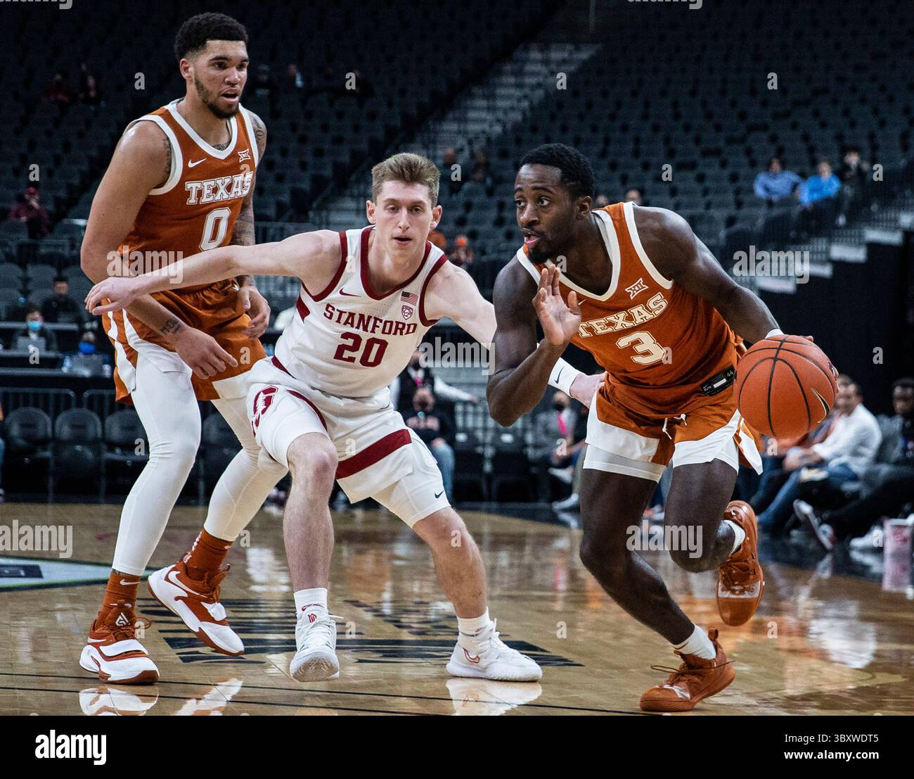 19 dicembre 2021 Las Vegas, NV U.S.A. la guardia del Texas Courtney Ramey (3) va al basket durante la partita Coast to Coast della NCAA MenÕs Basketball PAC 12 tra Stanford Cardinal e Texas Longhorn.Texas ha battuto Stanford 60-53 alla T-Mobile Arena di Las Vegas, NV. Thurman James / CSM(immagine di credito: &Copy; Thurman James/CSM tramite cavo ZUMA) Foto Stock