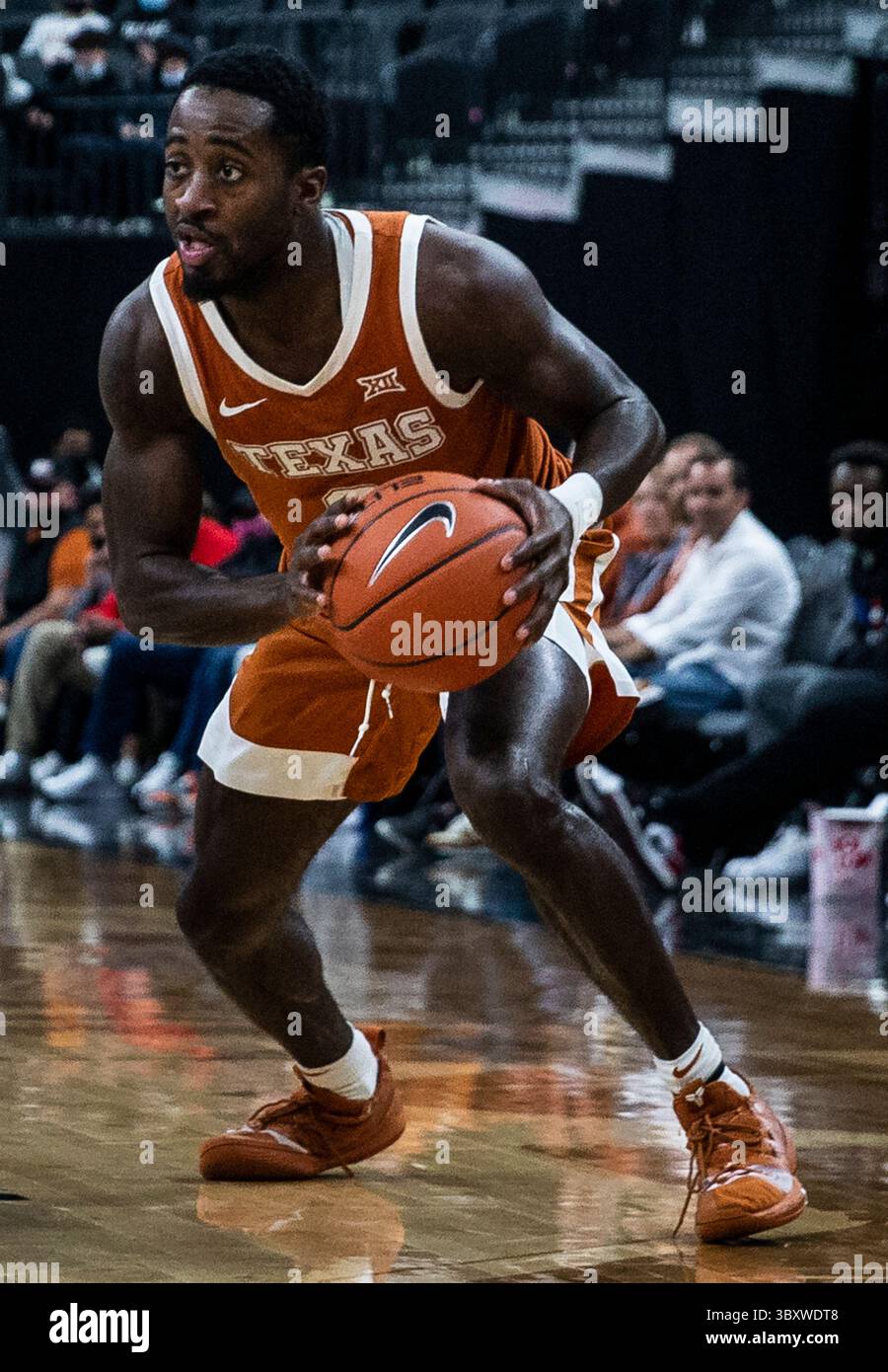 19 dicembre 2021 Las Vegas, NV U.S.A. la guardia del Texas Courtney Ramey (3) sembra passare la palla durante la partita NCAA MenÕs Basketball PAC 12 Coast to Coast tra Stanford Cardinal e Texas Longhorn.Texas ha battuto Stanford 60-53 alla T-Mobile Arena di Las Vegas, NV. Thurman James / CSM(immagine di credito: &Copy; Thurman James/CSM tramite cavo ZUMA) Foto Stock
