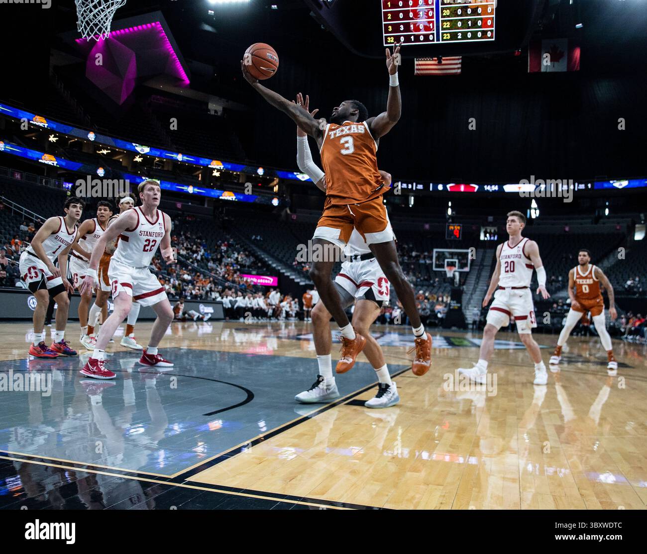 19 dicembre 2021 Las Vegas, NV U.S.A. la guardia del Texas Courtney Ramey (3) va al basket durante la partita Coast to Coast della NCAA MenÕs Basketball PAC 12 tra Stanford Cardinal e Texas Longhorn.Texas ha battuto Stanford 60-53 alla T-Mobile Arena di Las Vegas, NV. Thurman James / CSM(immagine di credito: &Copy; Thurman James/CSM tramite cavo ZUMA) Foto Stock