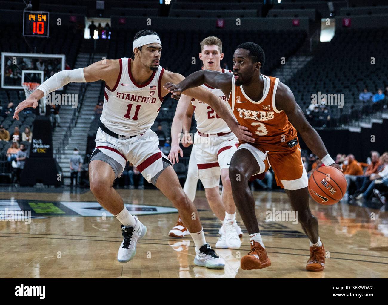 19 dicembre 2021 Las Vegas, NV U.S.A. la guardia del Texas Courtney Ramey (3) va al basket durante la partita Coast to Coast della NCAA MenÕs Basketball PAC 12 tra Stanford Cardinal e Texas Longhorn.Texas ha battuto Stanford 60-53 alla T-Mobile Arena di Las Vegas, NV. Thurman James / CSM(immagine di credito: &Copy; Thurman James/CSM tramite cavo ZUMA) Foto Stock
