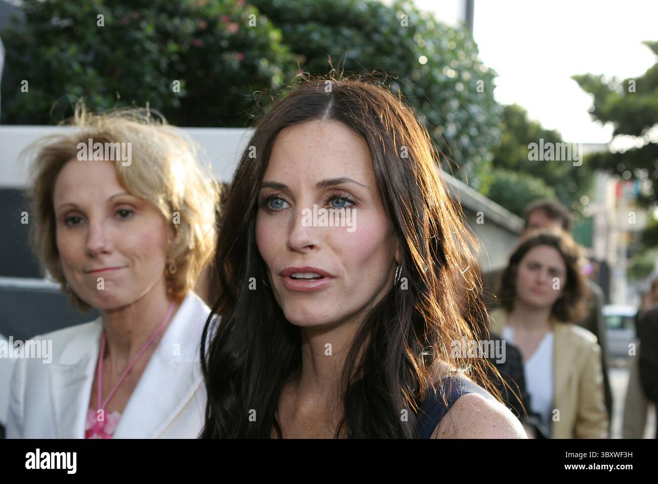 26 aprile 2005; San Francisco, CA, Stati Uniti; l'attrice COURTENEY COX indossa abiti e scarpe Prada al 48° Festival Internazionale del Cinema di San Francisco per proiettare il suo nuovo film 'November' nei teatri AMC Kabuki di Japan Town. (Immagine di credito: © Dane Andrew/ZUMA Press Wire) Foto Stock