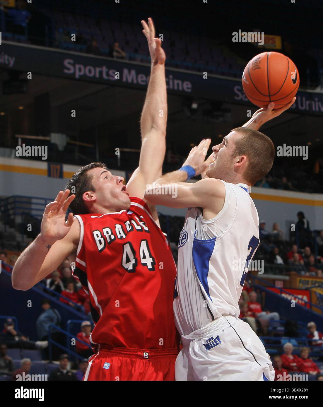 1 marzo 2012 - St Louis, MO, USA - Jordan Prosser di Bradley (44) contesta un tiro di Aaron Hawley di Drake nel secondo tempo durante una partita del torneo della Missouri Valley Conference al primo turno allo Scottrade Center di St. Louis, Missouri, giovedì 1 marzo 2012. Drake avanzato, 65-49. (Immagine di credito: © Chris Lee/St Louis Post-Dispatch tramite ZUMA Press Wire) Foto Stock