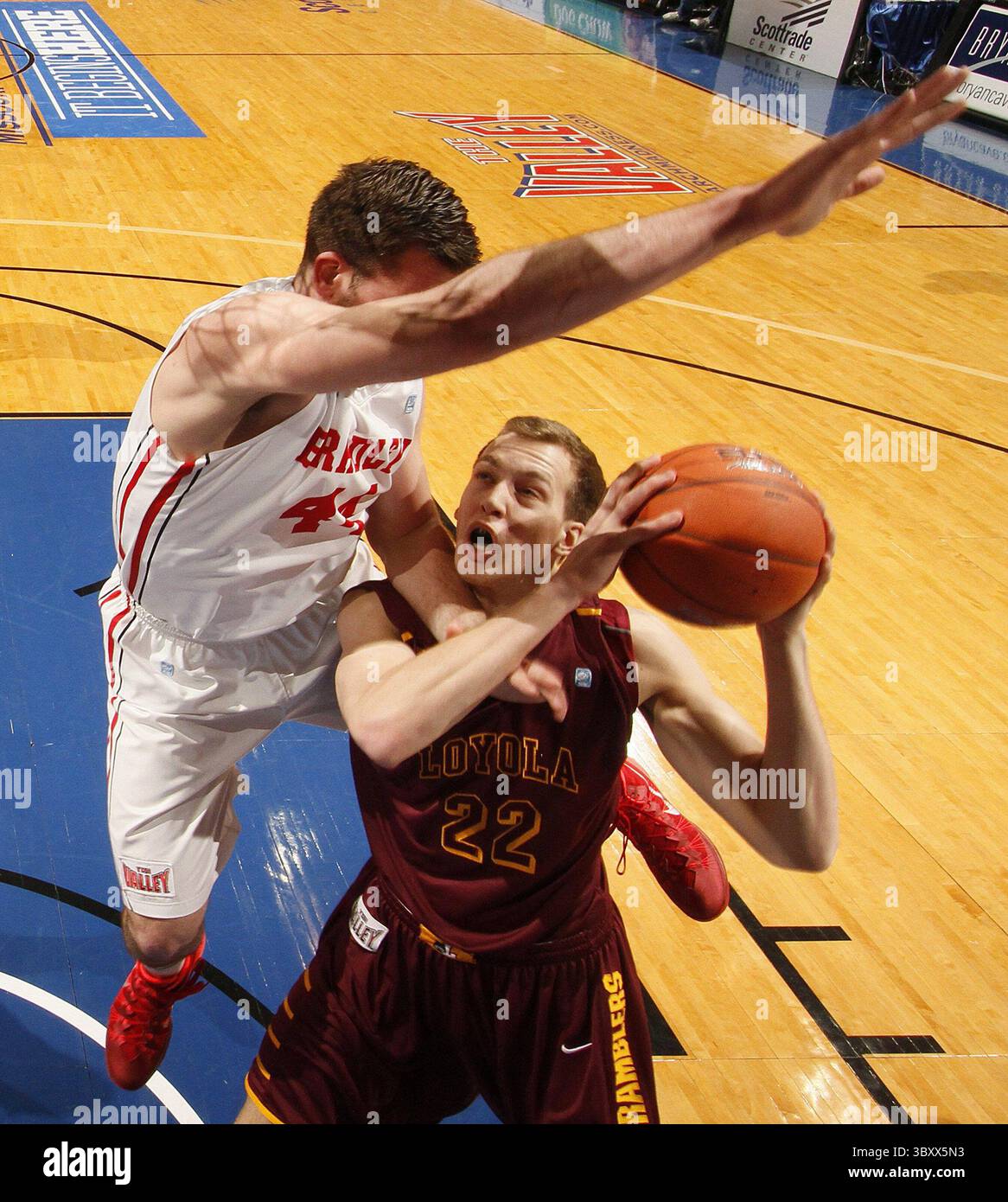 6 marzo 2014 - St Louis, MO, USA - Jordan Prosser di Bradley, a sinistra, contesta un tiro di Matt o'Leary di Loyola nel primo tempo durante il primo turno del torneo Missouri Valley Conference di giovedì 6 marzo 2014, allo Scottrade Center di St. Louis. (Immagine di credito: © Chris Lee/St Louis Post-Dispatch tramite ZUMA Press Wire) Foto Stock