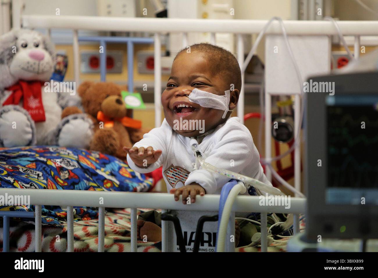 14 novembre 2015 - St. Louis, MO, Stati Uniti - KE'aiden Proctor si prepara per la sua seconda festa di compleanno sabato 14 novembre 2015 all'ospedale pediatrico di St. Louis. KE'aiden è nato a 27 settimane e ha una malattia polmonare cronica. Ha bisogno di cure 24 ore su 24 presso l'unità di terapia intensiva neonatale. (Immagine di credito: © Huy Mach/St Louis Post-Dispatch tramite ZUMA Press Wire) Foto Stock