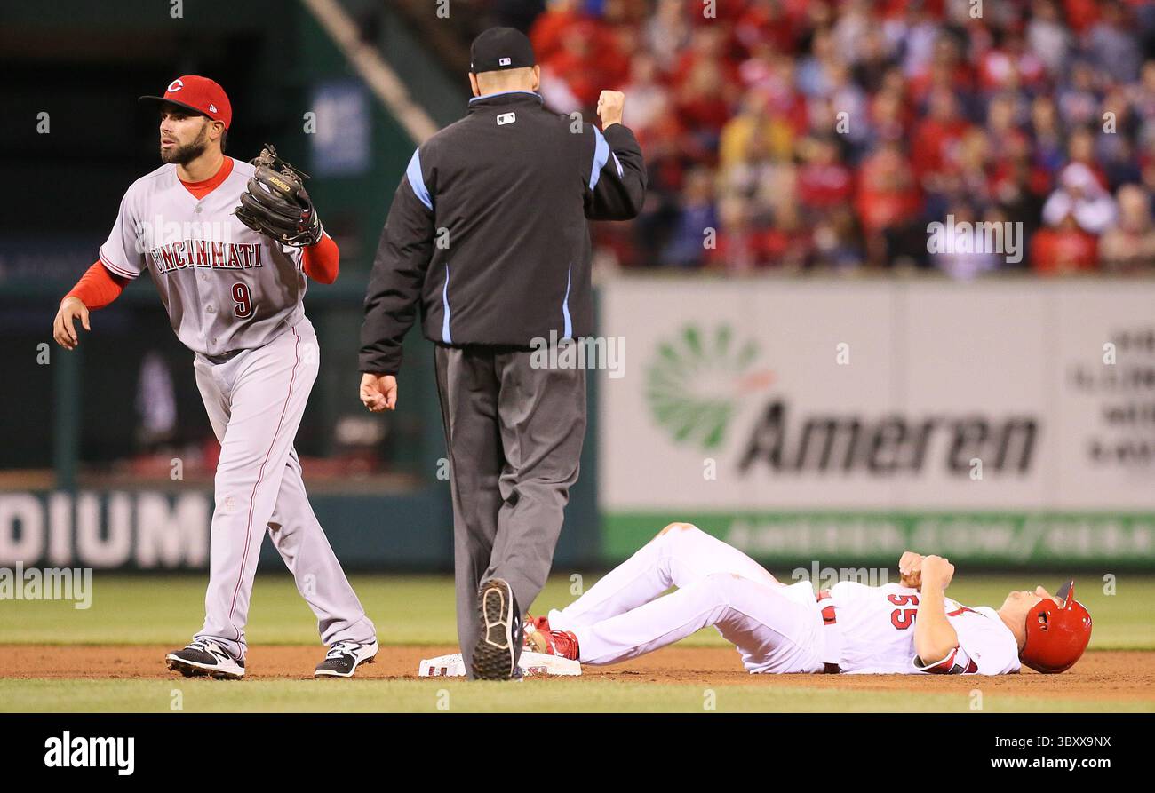 7 aprile 2017 - St Louis, MO, USA - secondo arbitro di base Andy Fletcher segnala che Stephen Piscotty dei St. Louis Cardinals è fuori a cercare di rubare secondo dopo che il secondo base dei Cincinnati Reds Jose Peraza, lasciato, ha fatto il tag per terminare il quarto inning venerdì 7 aprile 2017, al Busch Stadium di St. Louis. I Reds hanno vinto, 2-0. (Immagine di credito: © Chris Lee/St Louis Post-Dispatch tramite ZUMA Press Wire) Foto Stock