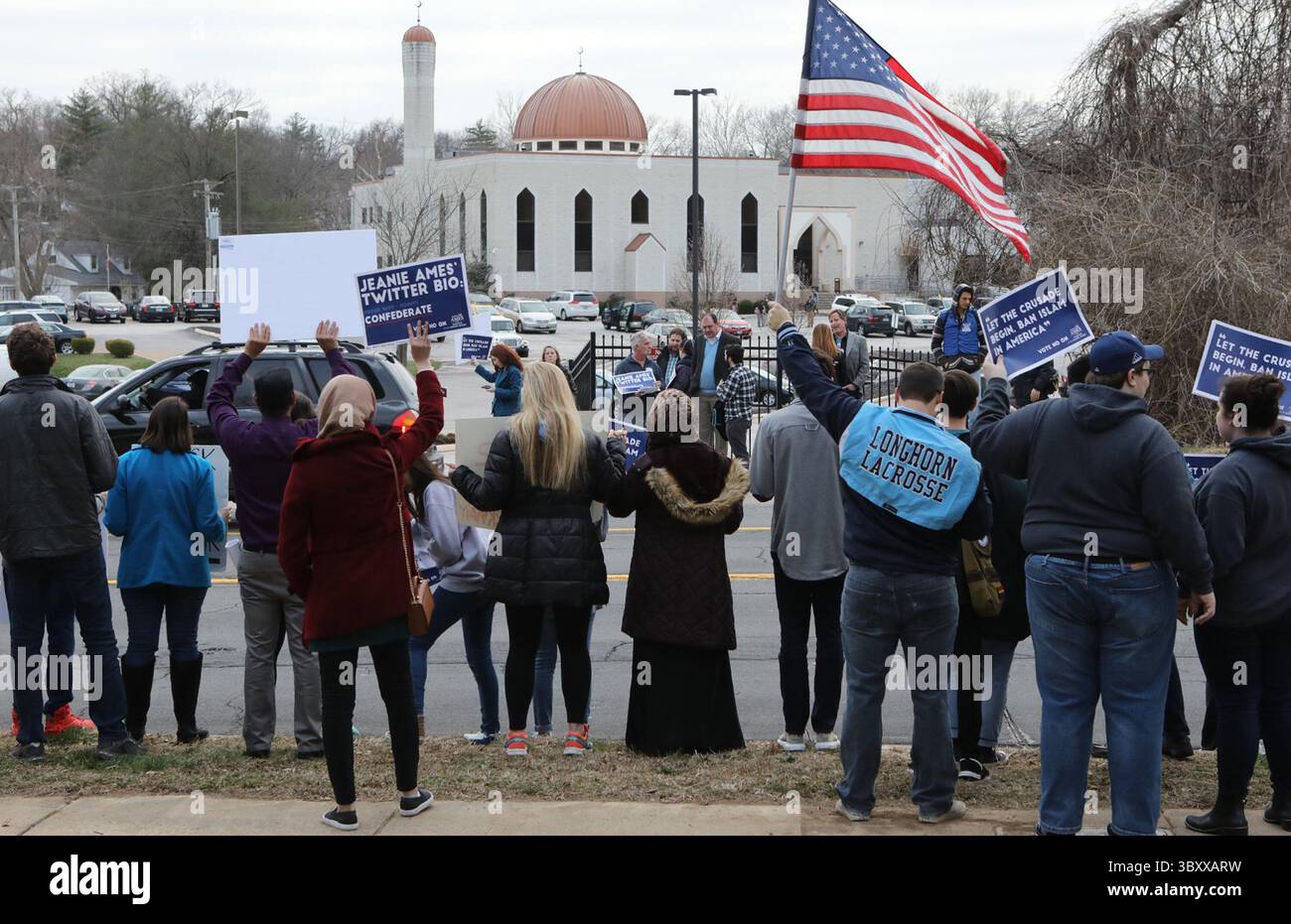 25 marzo 2018 - St. Louis, MO, USA - gli studenti della Parkway protestano domenica 25 marzo 2018 fuori dalla Fondazione Islamica di Greater St. Louis durante un forum del Parkway School Board presso la Fondazione. Gli studenti protestavano contro la candidata Jeanie Ames. Hanno detto che aveva postato commenti razzisti sul suo feed sui social media. (Immagine di credito: © J.B. Forbes/St Louis Post-Dispatch tramite ZUMA Press Wire) Foto Stock
