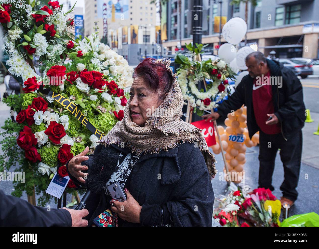13 dicembre 2021, Hollywood, California, USA: Un fan viene intervistato alla star di Vicente Fernandez nella Hollywood Walk of Fame lunedì 13 dicembre 2021 a Hollywood, California. JAVIER ROJAS/PI (immagine di credito: © Prensa Internacional via ZUMA Press Wire) Foto Stock