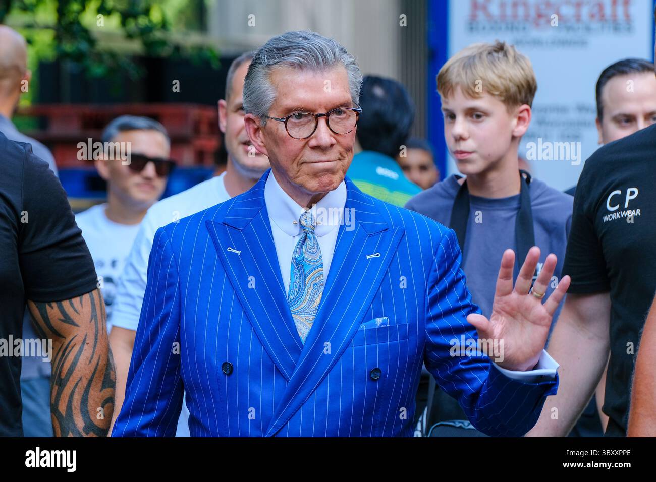 Londra, Regno Unito. 18 luglio 2025. L'annunciatore Michael buffer lascia il locale. I pugili Oleksandr Usyk e Daniel Dubois pesano al Boxpark Wembley davanti al loro indiscusso scontro titolato di sabato. I due pesi massimi si incontrano per la seconda volta per una rivincita al Wembley Stadium, con Dubois che arriva a 243 Ibs e Usyk a 227 kg Credito: Fotografia dell'undicesima ora/Alamy Live News Foto Stock