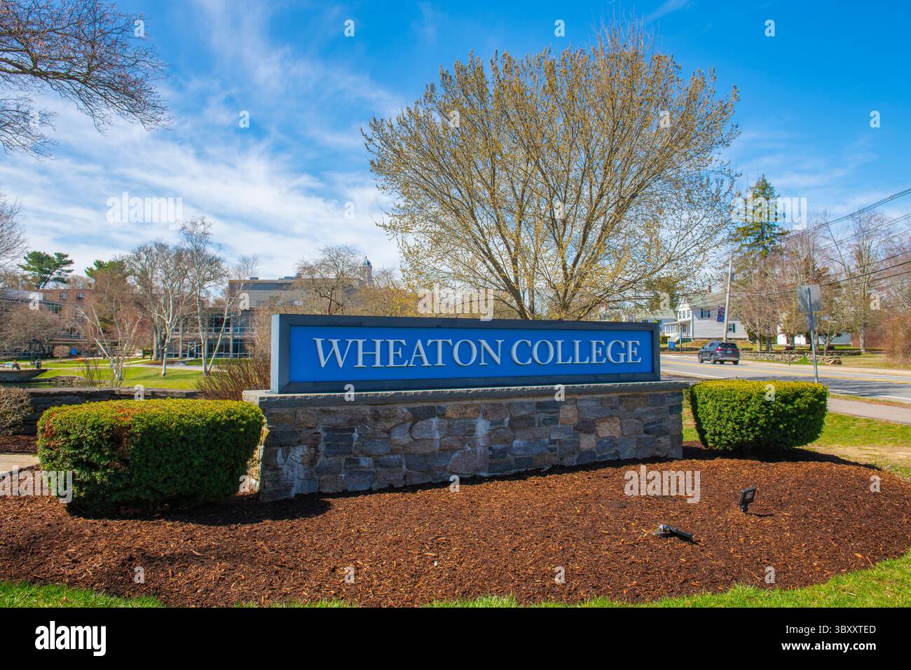 Segui le indicazioni per Wheaton College su e Main Street nel centro storico di Norton, Bristol County, Massachusetts ma, USA. Foto Stock