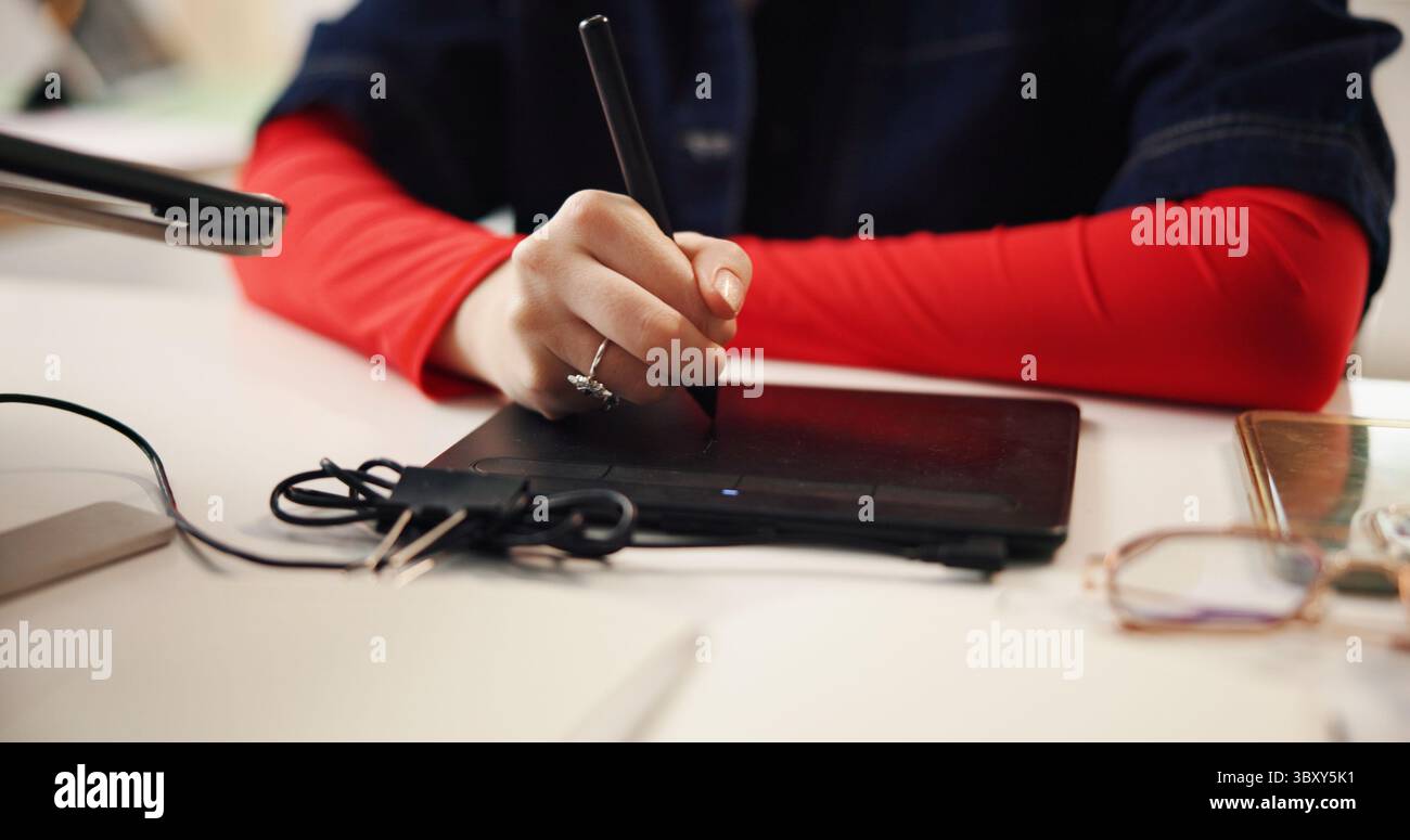 Tappetino da disegno, stilo e mani di una persona in ufficio per software di animazione, arte digitale e revisione di cornici. Tablet grafico, cartoon artist e creativo Foto Stock